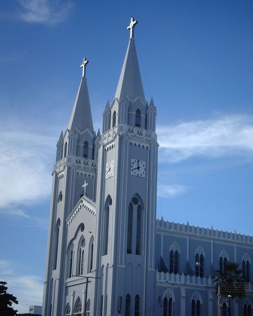 Fachada da Catedral de Nossa Senhora dos Remédios, no Centro de Picos, Piauí